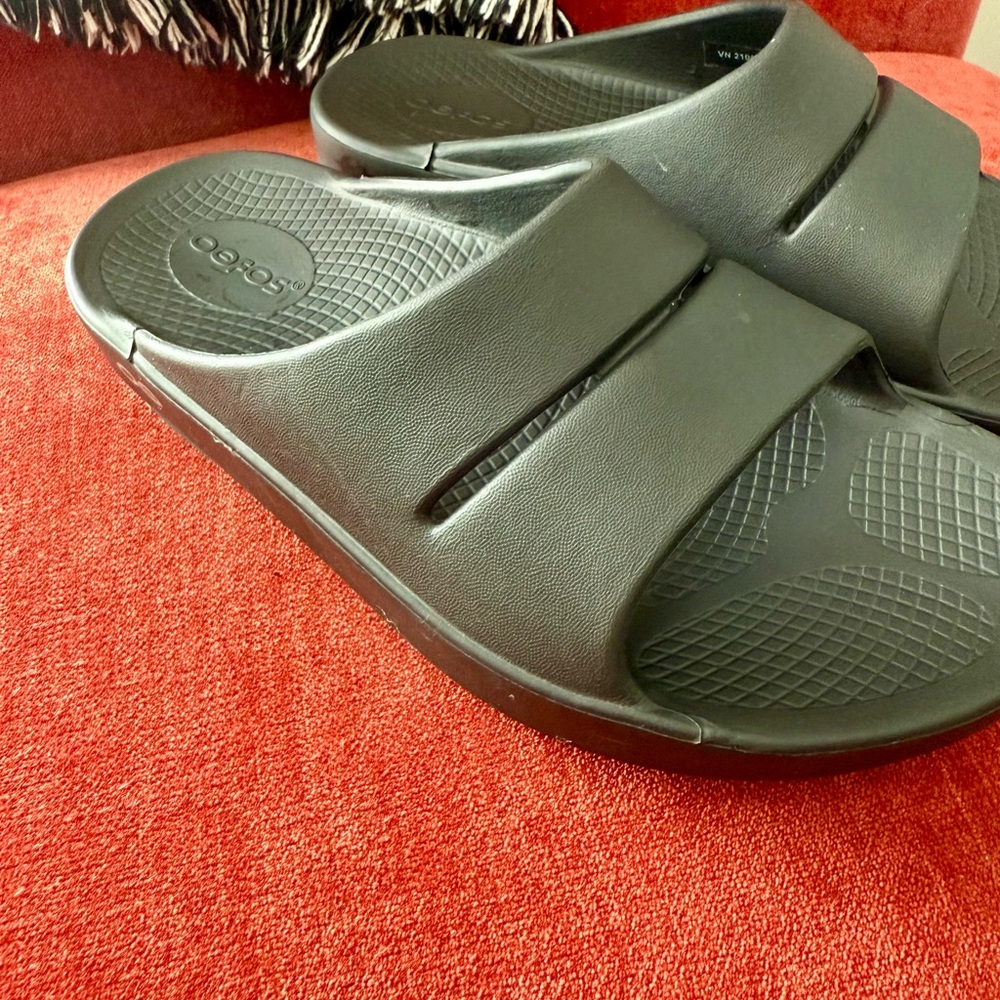 OOFOS Women’s Slide Sandals 37